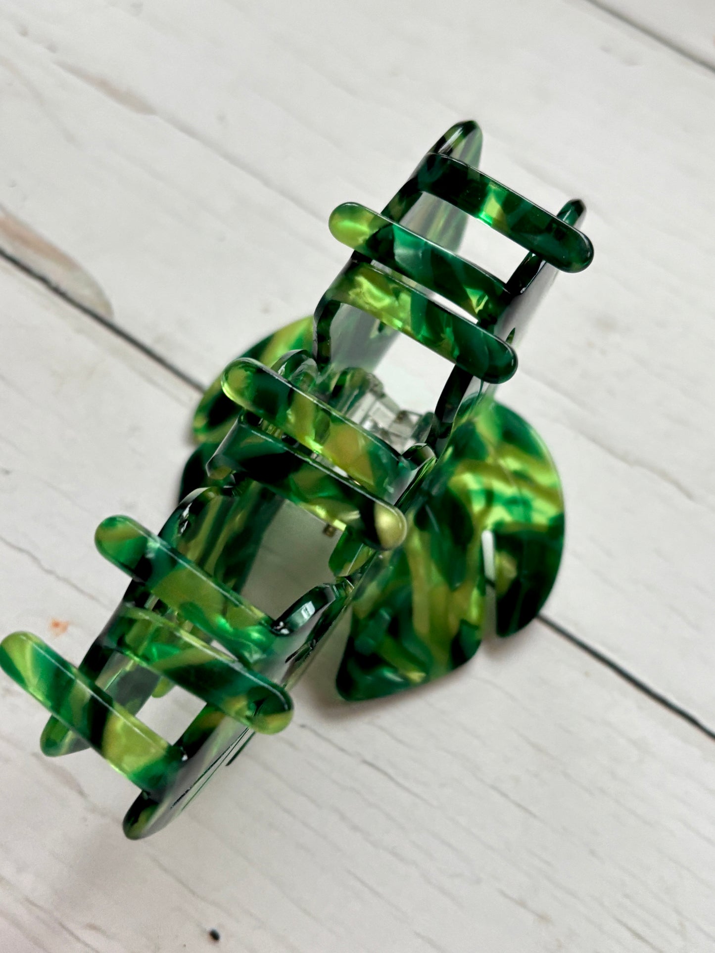 detailed view of the interlocking teeth of the green marbled Monstera leaf hair claw clip strong hold, tropical hair accessory