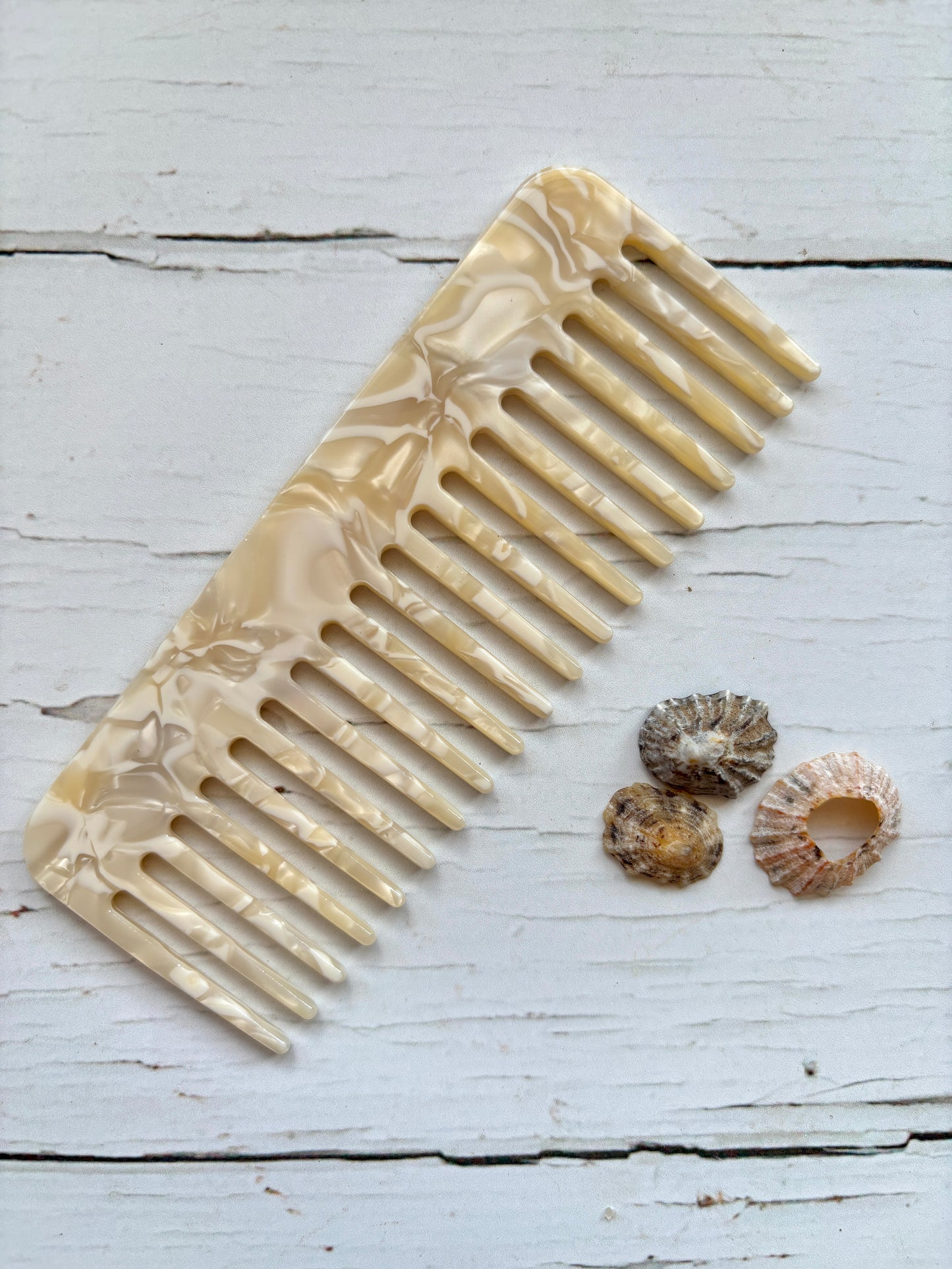 eco resin pocket comb – marbled beige detangling comb with wide teeth, sustainable design, and travel-ready size
