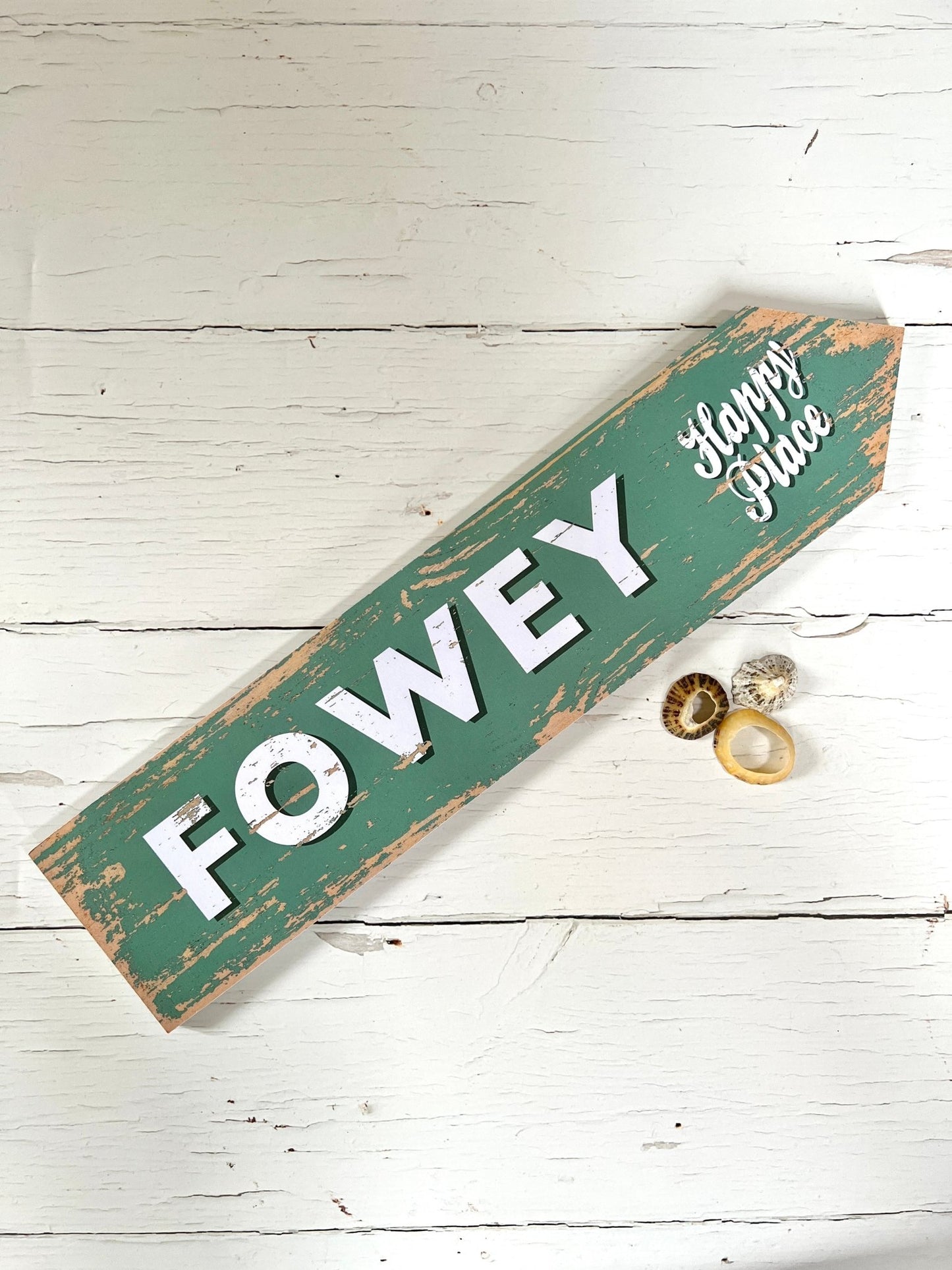 green Fowey arrow sign with “Happy Place” text, coastal wall decor, rustic UK souvenir with beach vibe