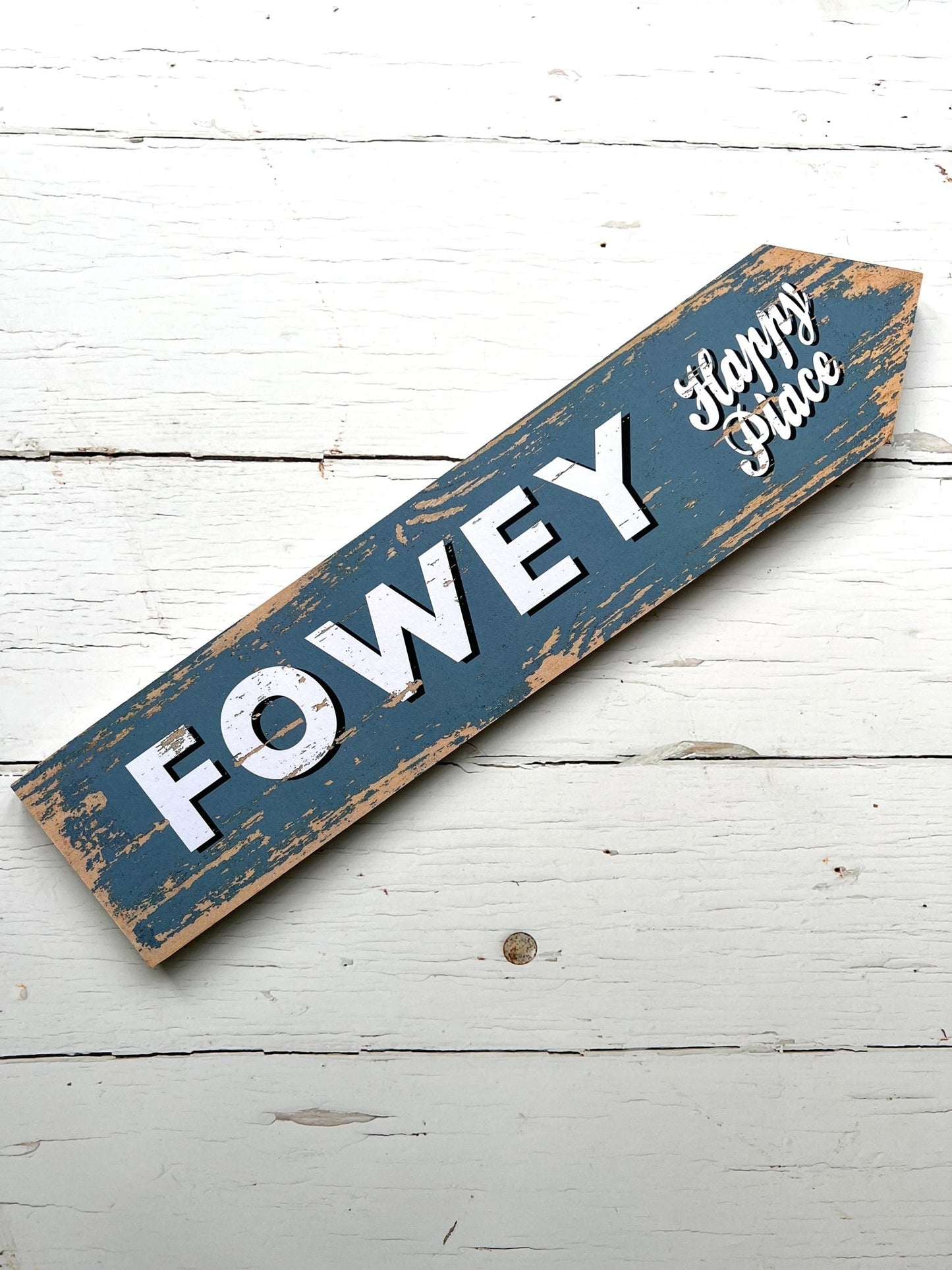 grey Fowey arrow sign with “Happy Place” text, coastal-themed rustic decor, charming UK travel souvenir