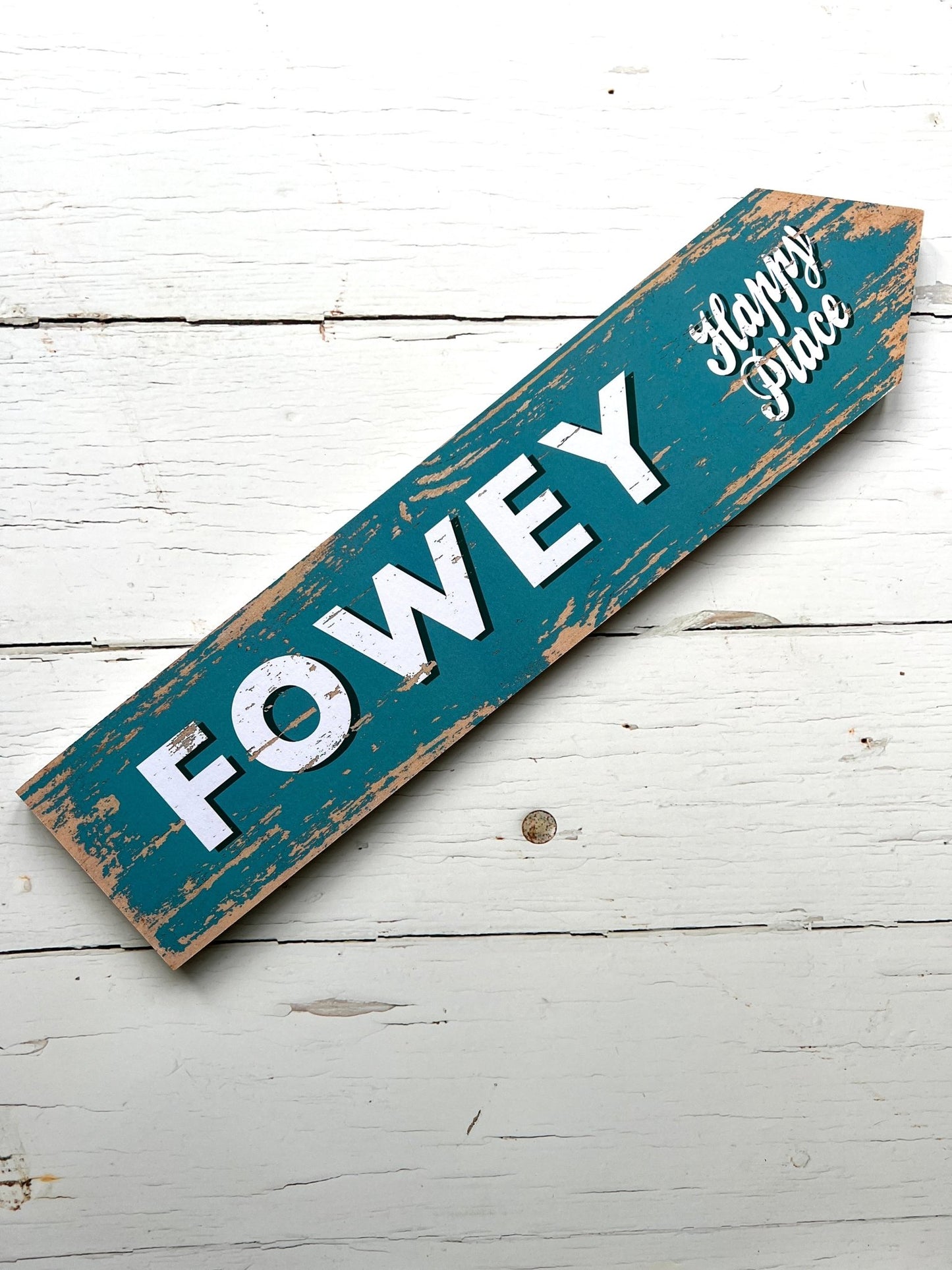 turquoise Fowey arrow sign with “Happy Place” text, coastal-themed rustic decor, charming UK travel keepsake
