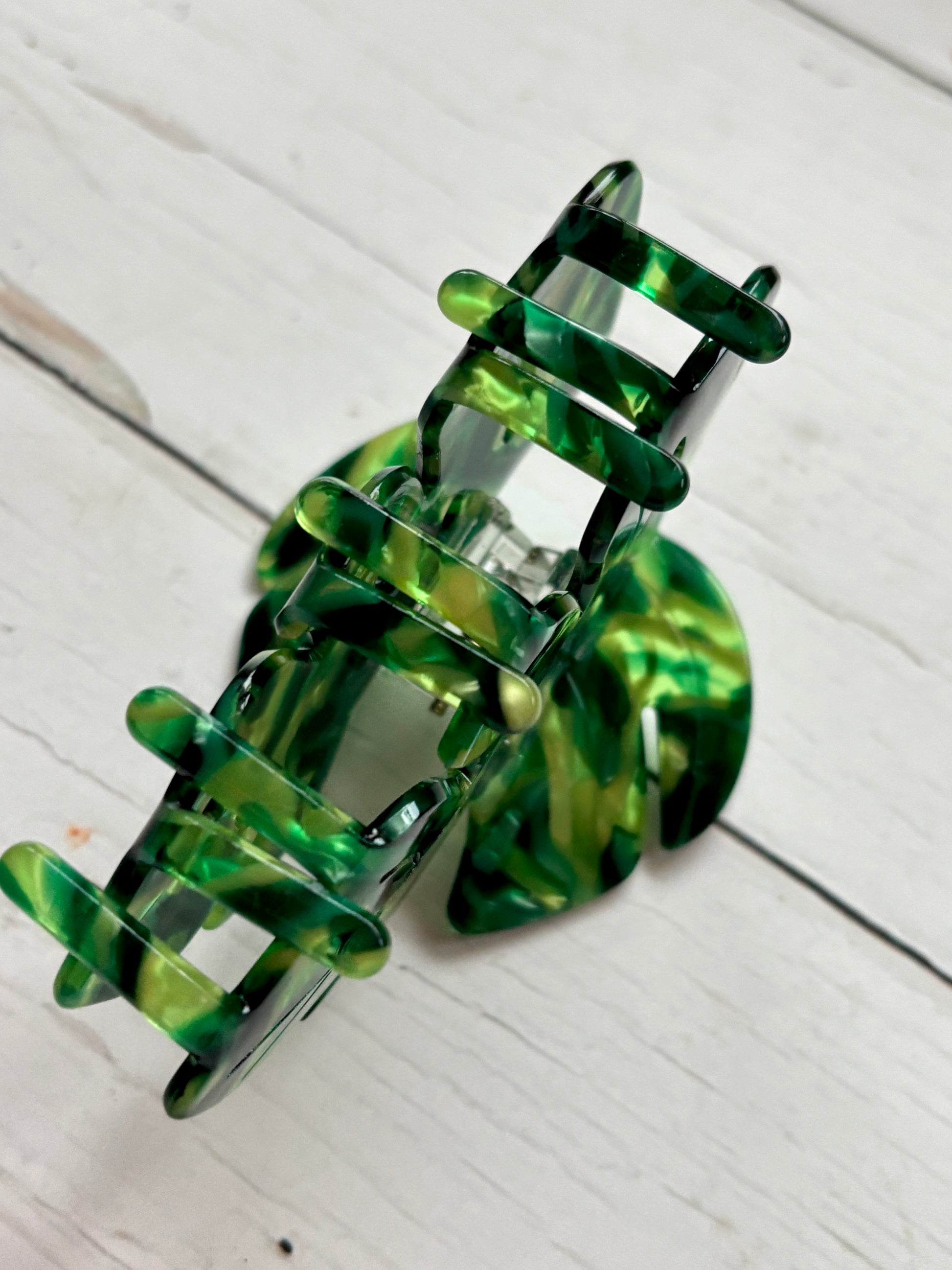 detailed view of the interlocking teeth of the green marbled Monstera leaf hair claw clip strong hold, tropical hair accessory