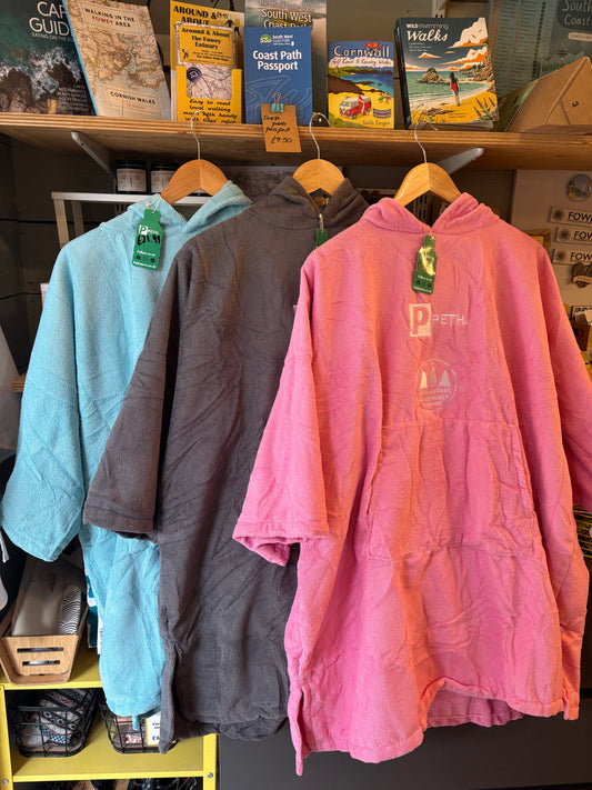 colorful microfiber hooded robes for adults and kids—soft, quick-dry beach ponchos with coastal logos for seaside adventures