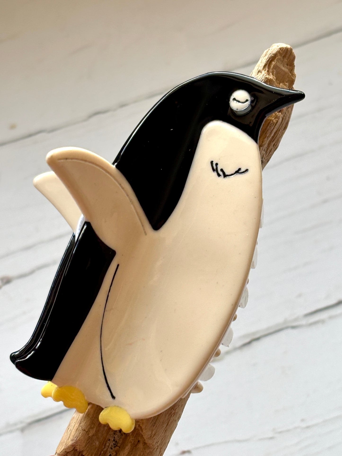 penguin-shaped hair claw—glossy finish, secure grip, and whimsical charm for animal lovers and playful styling