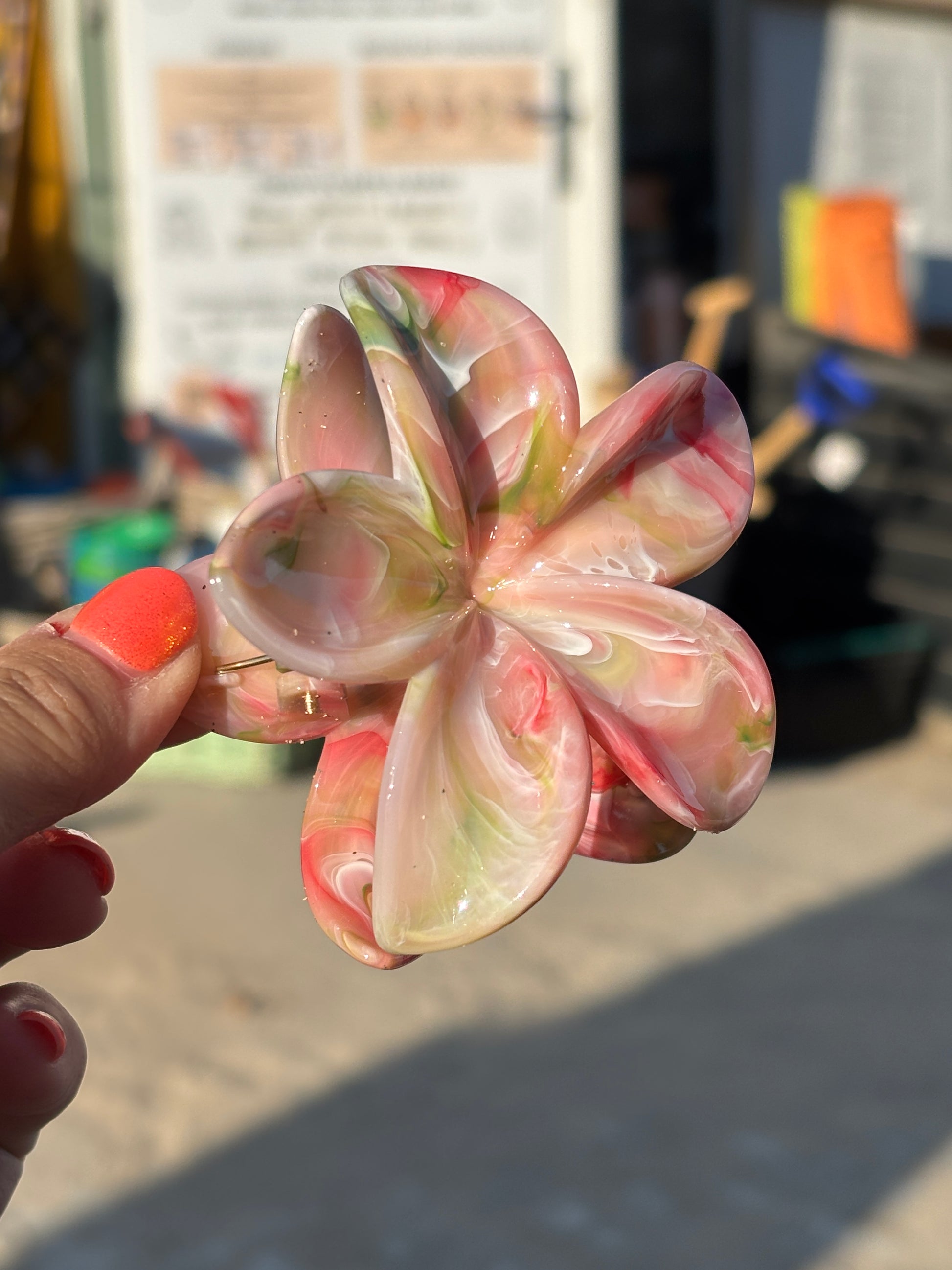 oversized pink and green marble effect flower hair claw clip tropical hibiscus, resin, trendy summer hair accessory for women