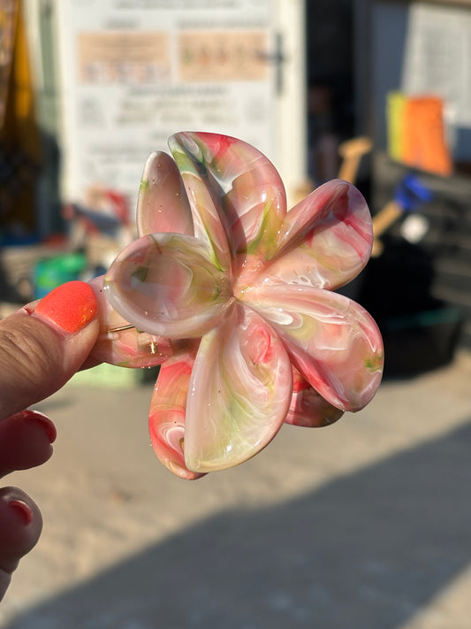 oversized pink and green marble effect flower hair claw clip tropical hibiscus, resin, trendy summer hair accessory for women