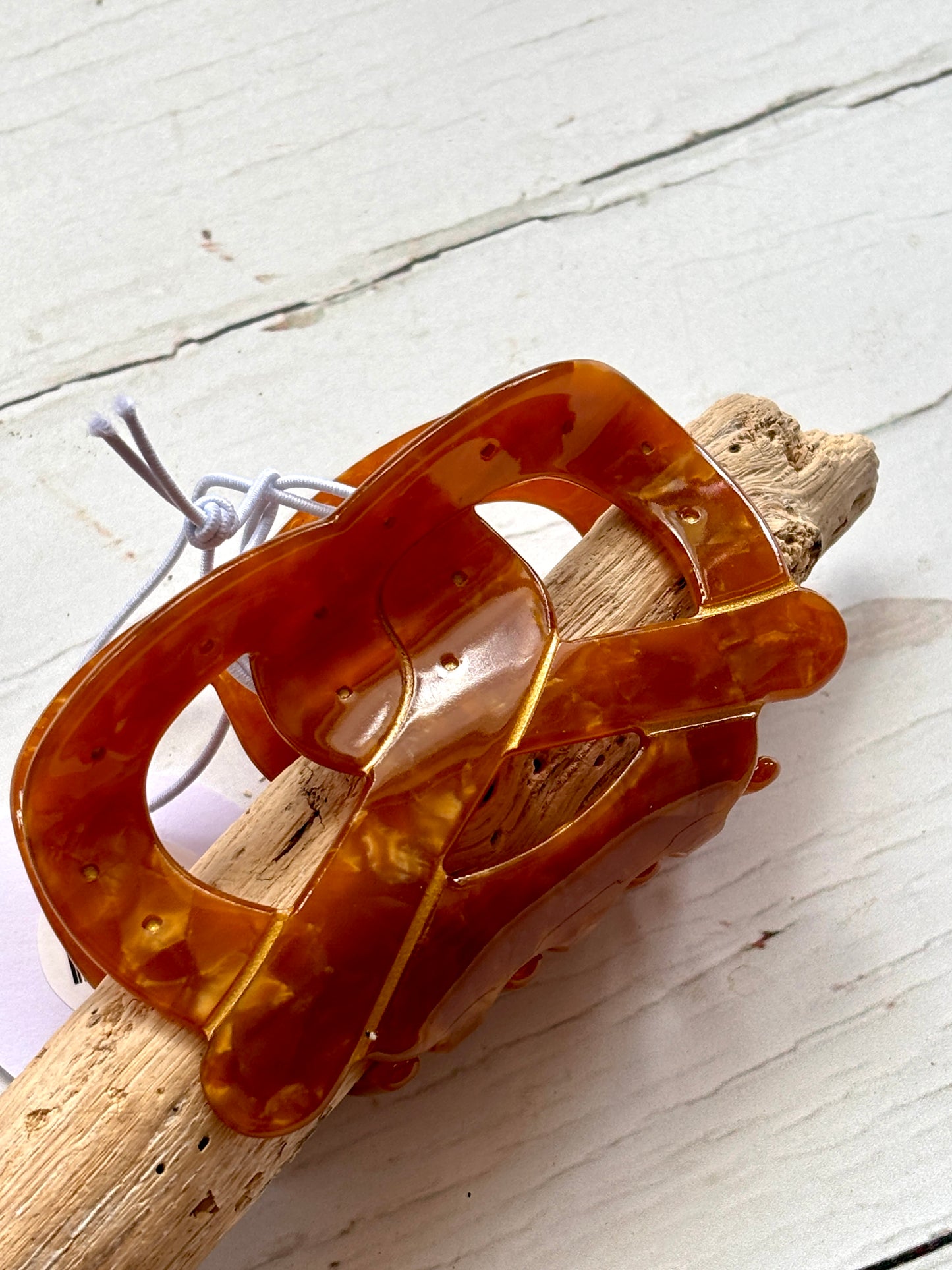 pretzel hair claw—amber-toned marbled clip with glossy finish, strong grip, and snack-inspired everyday styling