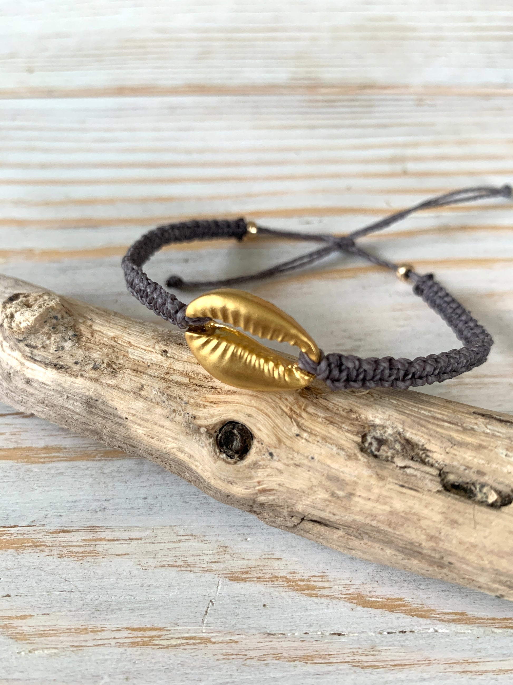 Macrame bracelet with gold plated cowrie shell